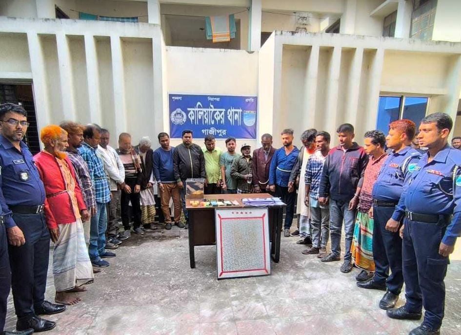 কালিয়াকৈর তুরাগ নদীতে নৌকা থেকে ১৯জন জুয়াড়ি আটক